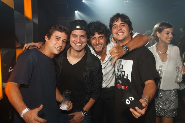 Jesus Luz com amigos, entre eles o ator Guilherme Boury (Foto: Marcos Samerson/We Love Photo)