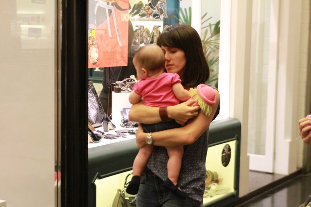 Fernanda Pontes passeia com a filha em shopping do Rio (Foto: Marcello Sá Barreto / Photo Rio News)