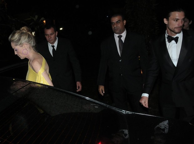 Sharon Stone deixa festa em São Paulo acompanhada do modelo Martin Mica (Foto: Francisco Cepeda e Orlando Oliveira / Ag. News)