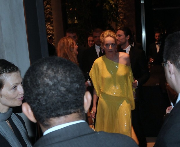 Sharon Stone deixa festa em São Paulo acompanhada do modelo Martin Mica (Foto: Francisco Cepeda e Orlando Oliveira / Ag. News)