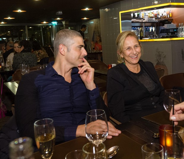 Reynaldo Gianecchini janta com fãs em restaurante da Torre Eifflel (Foto: Divulgação)