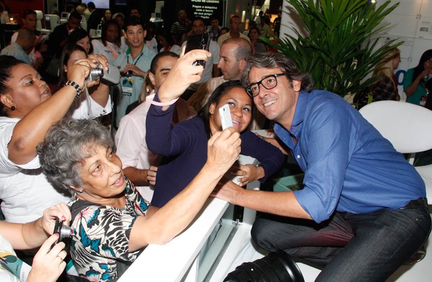Alexandre Borges em feira de óculos em São Paulo (Foto: Amauri Nehn / AgNews)