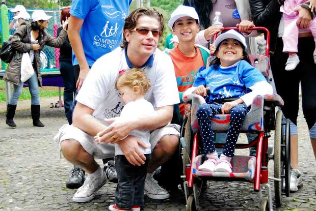 Fábio Assunção participa de evento beneficente ao lado dos filhos, em São Paulo (Foto: Celso Akin/Ag News)