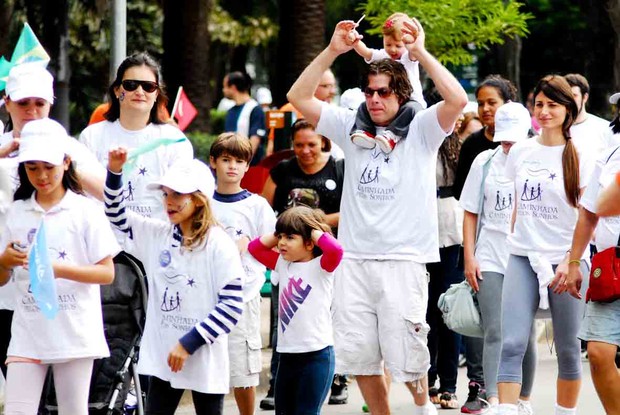 Fábio Assunção participa de evento beneficente ao lado dos filhos, em São Paulo (Foto: Celso Akin/Ag News)