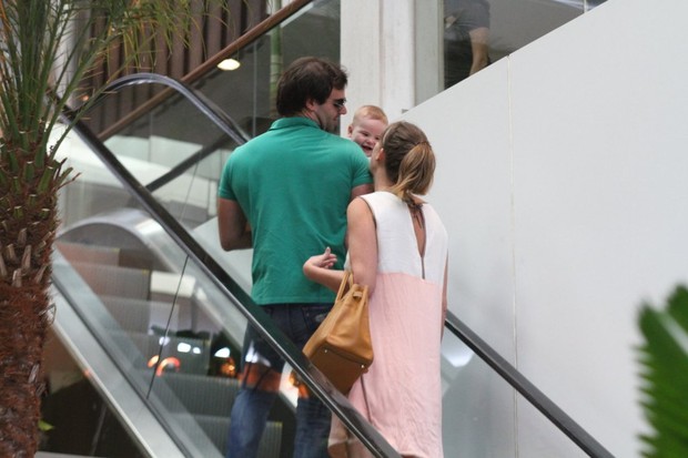 Letícia Birkheuer passeia com o marido e o filho em shopping do Rio (Foto: Daniel Delmiro / AgNews)