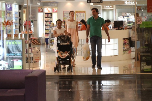 Letícia Birkheuer passeia com o marido e o filho em shopping do Rio (Foto: Daniel Delmiro / AgNews)