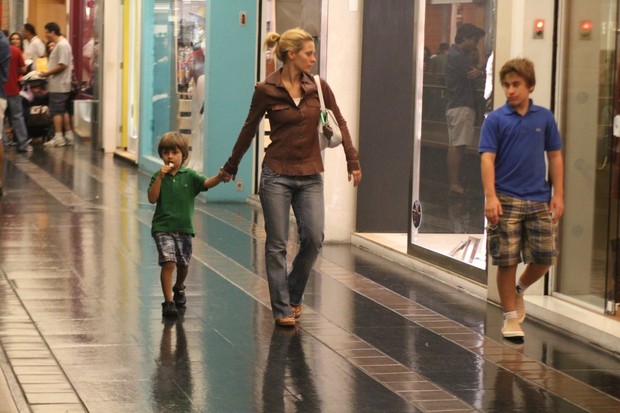 Carolina Dieckmann vai ao shopping com os filhos (Foto: Daniel Delmiro / AgNews)
