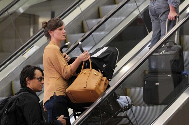 Letícia Birkheuer circula pelo aeroporto de Congonhas, em São Paulo (Foto: Orlando Oliveira/Ag News)
