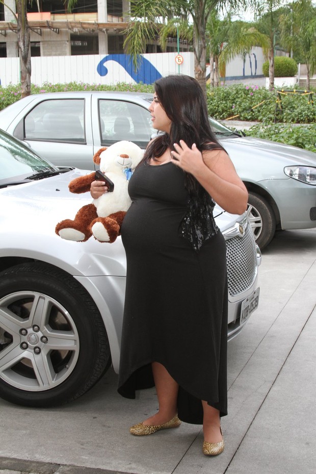 Priscila chega a maternidade (Foto: Clayton Militão/Photo Rio News)