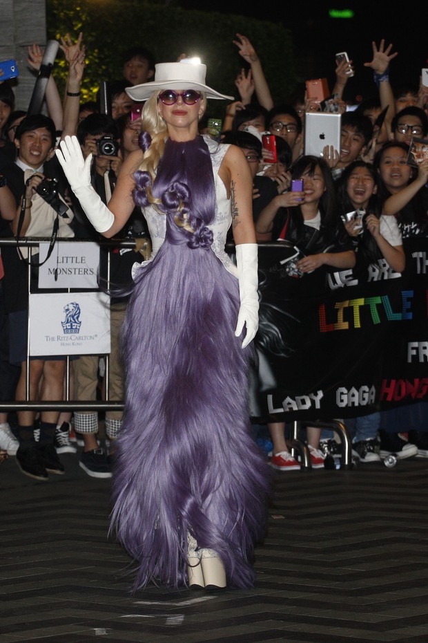 Lady Gaga chega em hotel em Hong Kong (Foto: Reuters)
