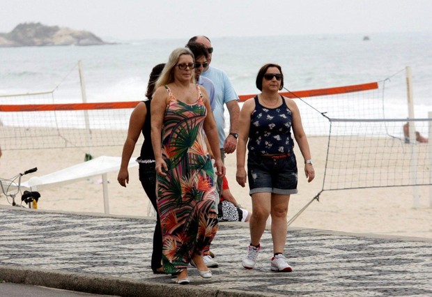 Vera Fischer caminha na orla carioca (Foto: J. Humberto/Ag News)