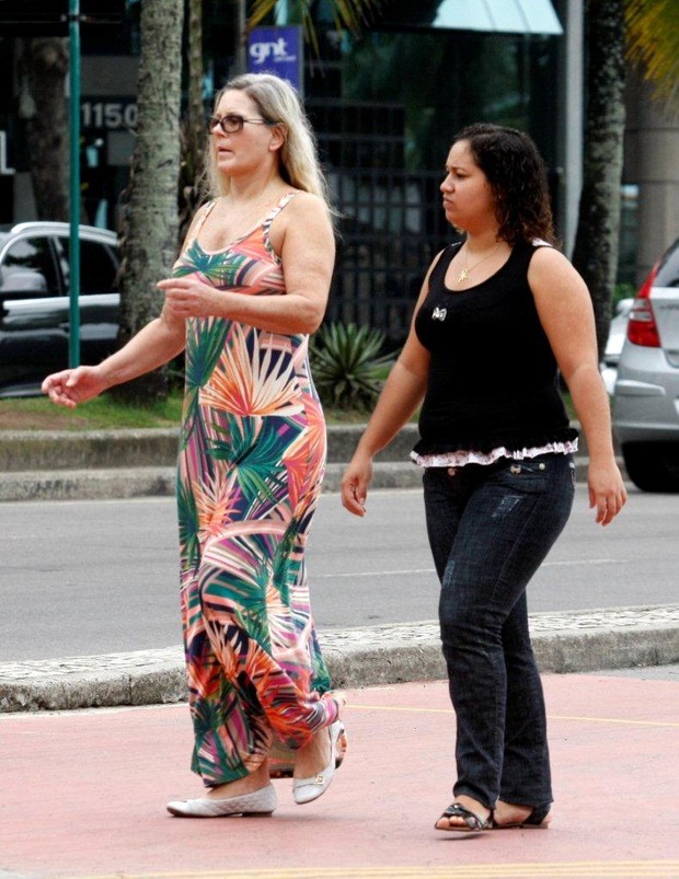 Vera Fischer caminha na orla carioca (Foto: J. Humberto/Ag News)