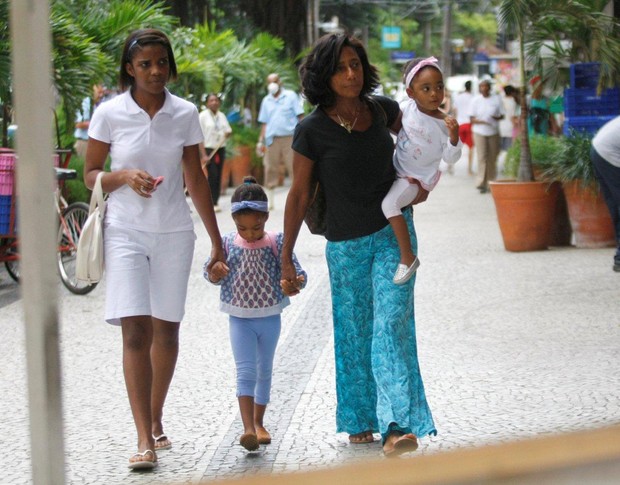 Glória Maria passeia com as filhas no Leblon (Foto: J. Humberto / AgNews)