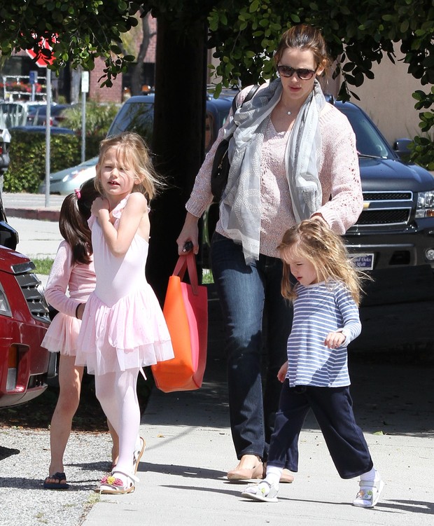Jennifer Garner com as filhas, Violet e Seraphina (Foto: Agência/X17)