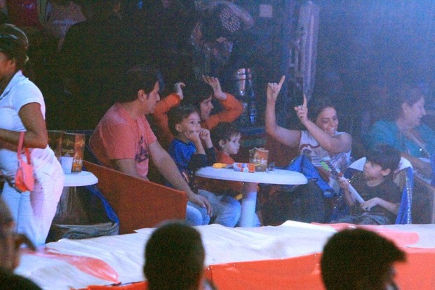 Vanessa Giácomo leva os filhos ao circo (Foto: Delson Silva/Ag News)