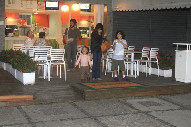 Caio Blat e Maria Ribeiro levam filhos a sorveteria (Foto: delson Silva/Ag News)