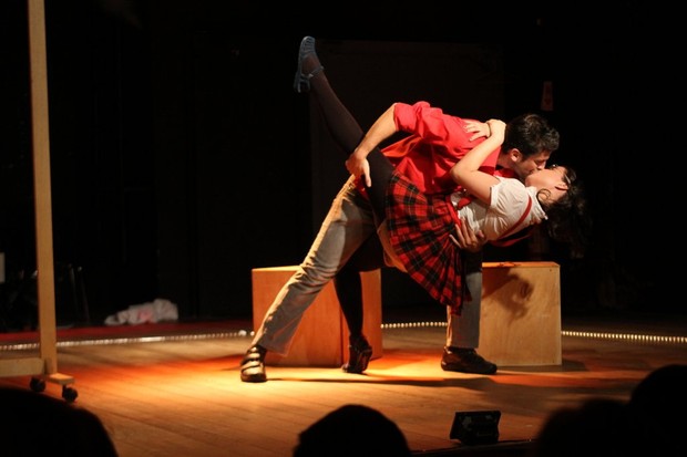 Marco Antonio Gimenez beija Pitty Webbo na peça "Mulheres Solteiras Procuram"  (Foto: Daniel Delmiro / AgNews)