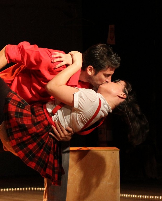 Marco Antonio Gimenez beija Pitty Webbo na peça "Mulheres Solteiras Procuram"  (Foto: Daniel Delmiro / AgNews)