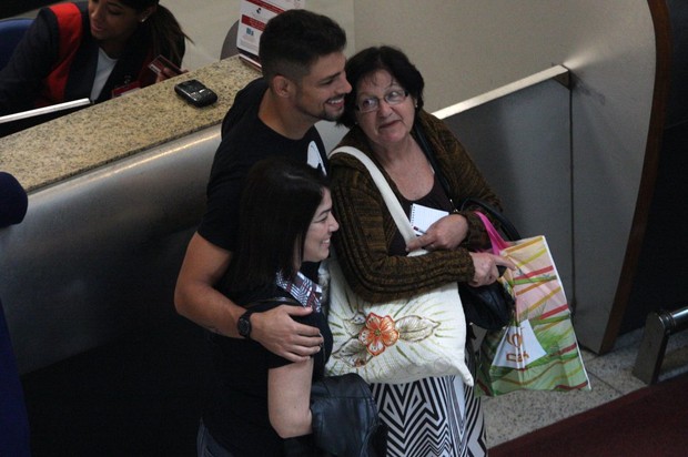 Cauã Reymond atende fãs em aeroporto do Rio (Foto: Henrique Oliveira/Photo Rio News)