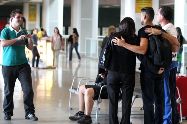 Cauã Reymond atende fãs em aeroporto do Rio (Foto: Henrique Oliveira/Photo Rio News)