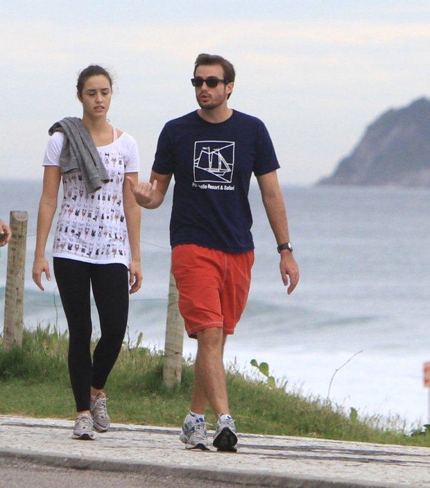 Max Fercondini e Amanda Richter caminham na orla da Barra (Foto: Delson Silva / Ag News)
