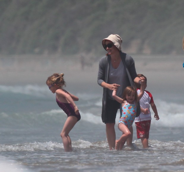 Jennifer Garner com as filhas Violet e Seraphina em praia em Santa Bárbara, na Califórnia, nos EUA (Foto: X17/ Agência)