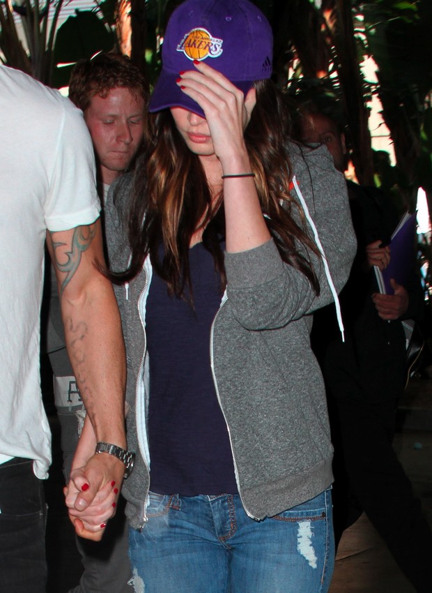 Megan Fox exibe barriguinha de grávida e esconde rosto com boné (Foto: X17/Agência)