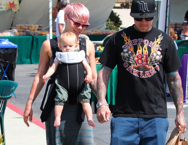 Pink com a filha Willom e o marido Carey Hart em praia em Malibu, na Califórnia, Costa Oeste dos Estados Unidos - X17 (Foto: X17/ Agência)