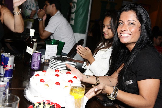 Dani Sperle ganha festa surpresa de amigos em pub na Zona Oeste do Rio (Foto: Alice Glitz/ Divulgação)