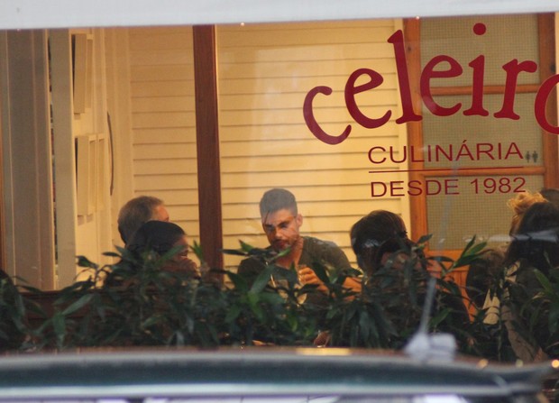 Cauã Reymond almoçar em restaurante no Leblon RJ (Foto: Fausto Candelaria/ Ag. News)