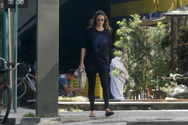 Luana Piovani passeia pelo Leblon (Foto: Edson Teófilo / Photo Rio News)