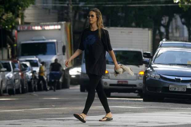 Luana Piovani passeia pelo Leblon (Foto: Edson Teófilo / Photo Rio News)