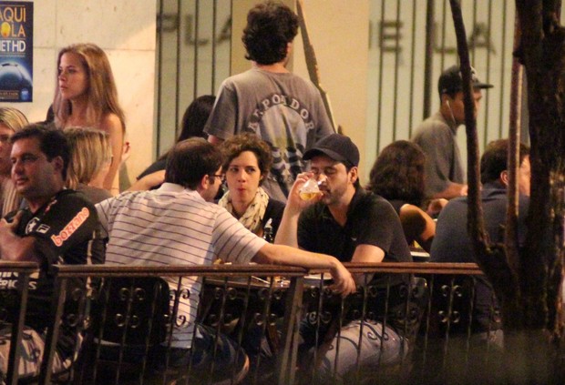 Bruno Garcia com amigos em bar na Zona Sul do Rio (Foto: Fausto Candelária/ Ag. News)