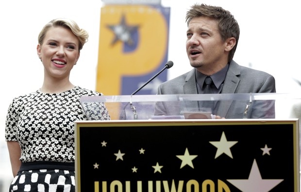Scarlett Johansson e Jeremy Renner na Calçada da Fama (Foto: Reuters)