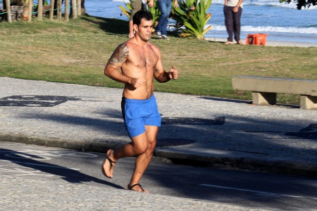 Juliano Cazarré corre na orla do Rio (Foto: Marcos Ferreira/PhotoRio News)