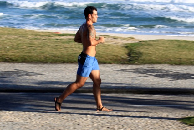 Juliano Cazarré corre na orla do Rio (Foto: Marcos Ferreira/PhotoRio News)