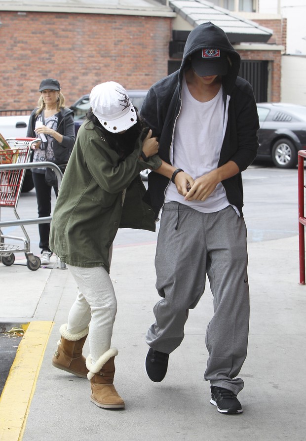 Vanessa Hudgens e o namorado Austin Butler vão a supermercado em Los Angeles, nos Estados Unidos (Foto: X17/ Agência)