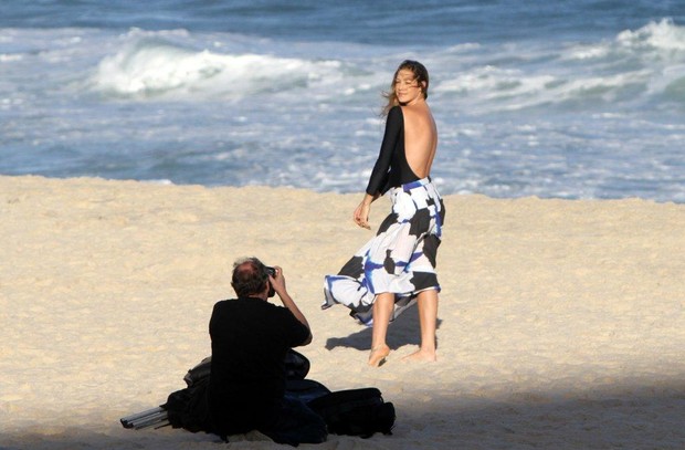 Luana Piovani faz ensaio na praia (Foto: André Freitas / AgNews)
