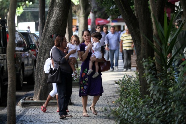 Claudia Mauro passeia com seus filhos no Leblon (Foto: Wallace Barbosa / AgNews)