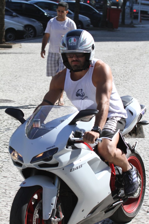 O ex-BBB Yuri passeia de moto pela Barra (Foto: Dilson Silva / AgNews)