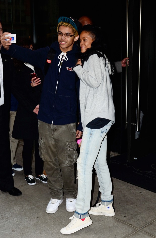 Rihanna posa com fã ao deixar o hotel onde está hospedada em Nova York, nos Estados Unidos (Foto: X17/ Agência)