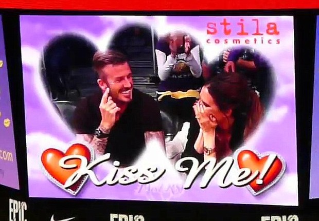 Victoria e David Beckham se beijam durante jogo (Foto: Reprodução)