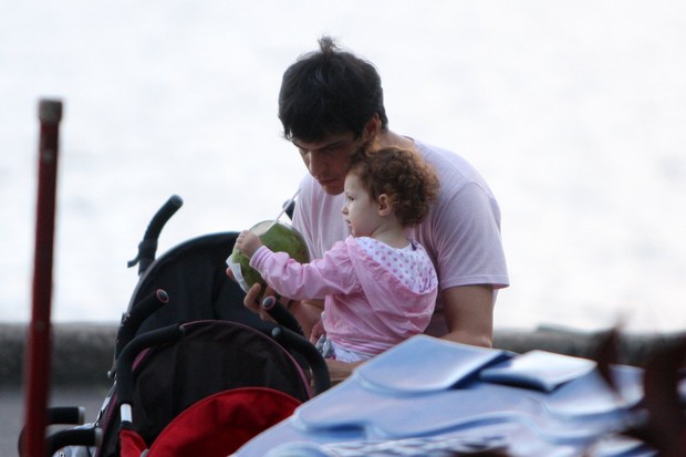 Mateus Solano e a filha na Lagoa Rodrigo de Freitas (Foto: Gil Rodrigues / Photo Rio News)
