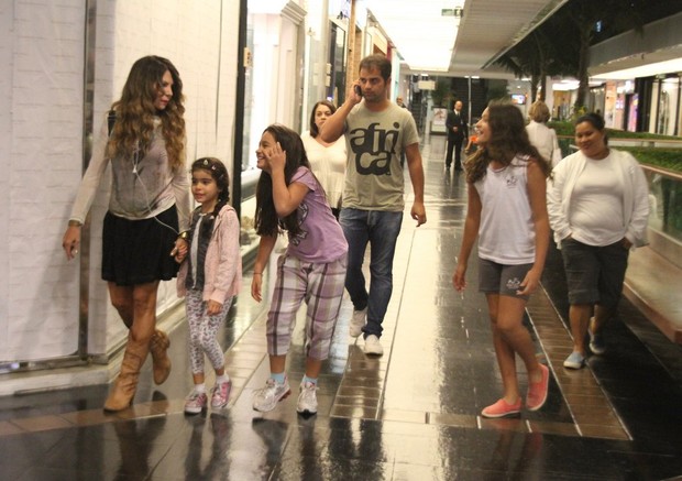 Elba Ramalho passeia com as filhas em shopping do Rio (Foto: Daniel Delmiro / AgNews)