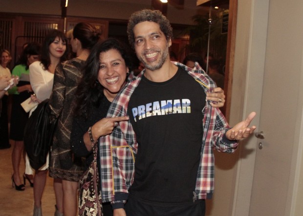 Regina Casé teve a companhia do marido Estevão Ciavatta em show de Adriana Calcanhoto no Rio (Foto: Isac Luz/ EGO)