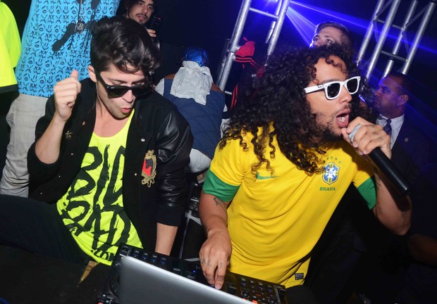 De camisa do Brasil, DJ Sky Blu, da banda LMFAO, toca em boate no Rio (Foto: Ari Kaye/ Divulgação)