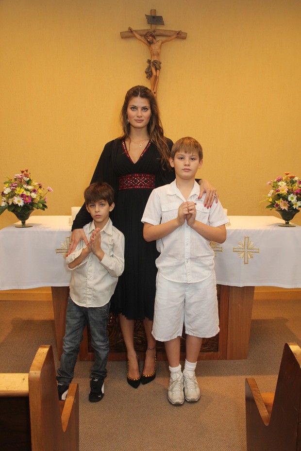 Isabeli Fontana com os filhos, Lucas e Zion, na cerimônia de batizado deste último (Foto: Jeferson Imbrizi / Divulgação)