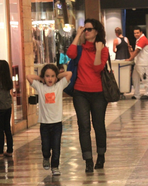 Carolina Kasting passeia com a filha em shopping do Rio (Foto: Rodrigo dos Anjos / AgNews)