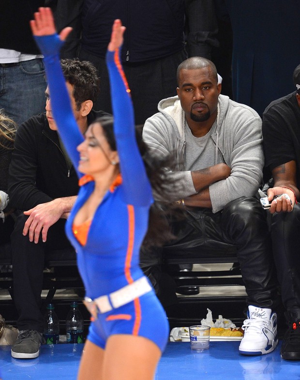 Kanye West baba por líder de torcida em jogo de basquete (Foto: Getty Images)