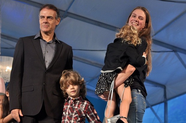 Mario Gomes com a família (Foto: Roberto Teixeira/EGO)